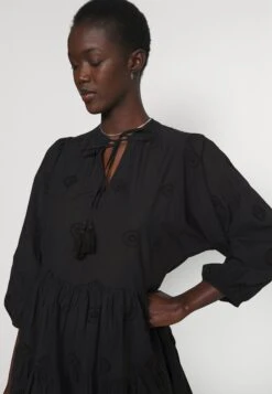 Seafolly Bora Bora Flora Embroidery Tiered Dress - Strandaccessoire - Black -Fashion Verkoop ab815dbc8ad3403ba9a74dc82409401e